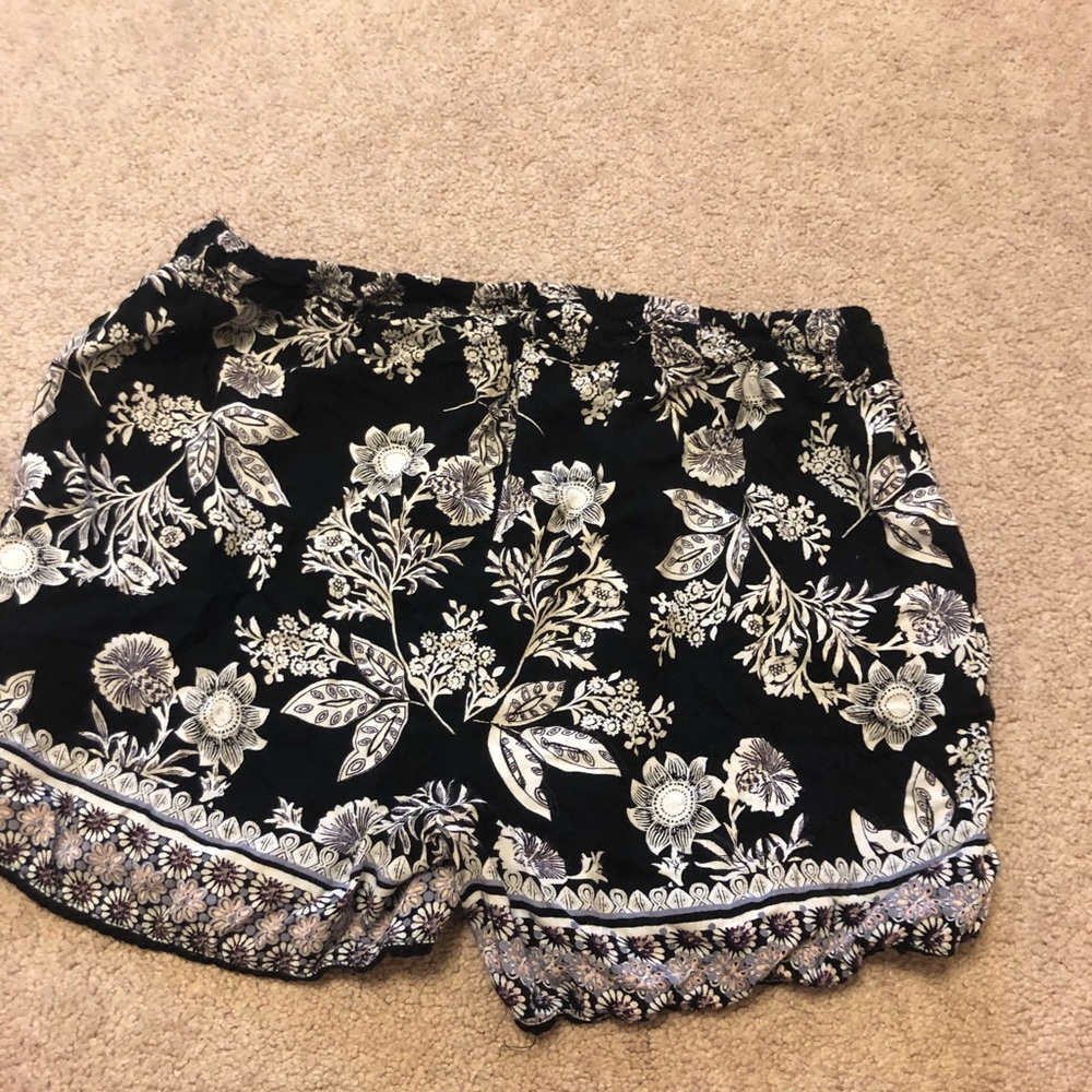 Francesca’s Flowy Shorts - Picture 4 of 4